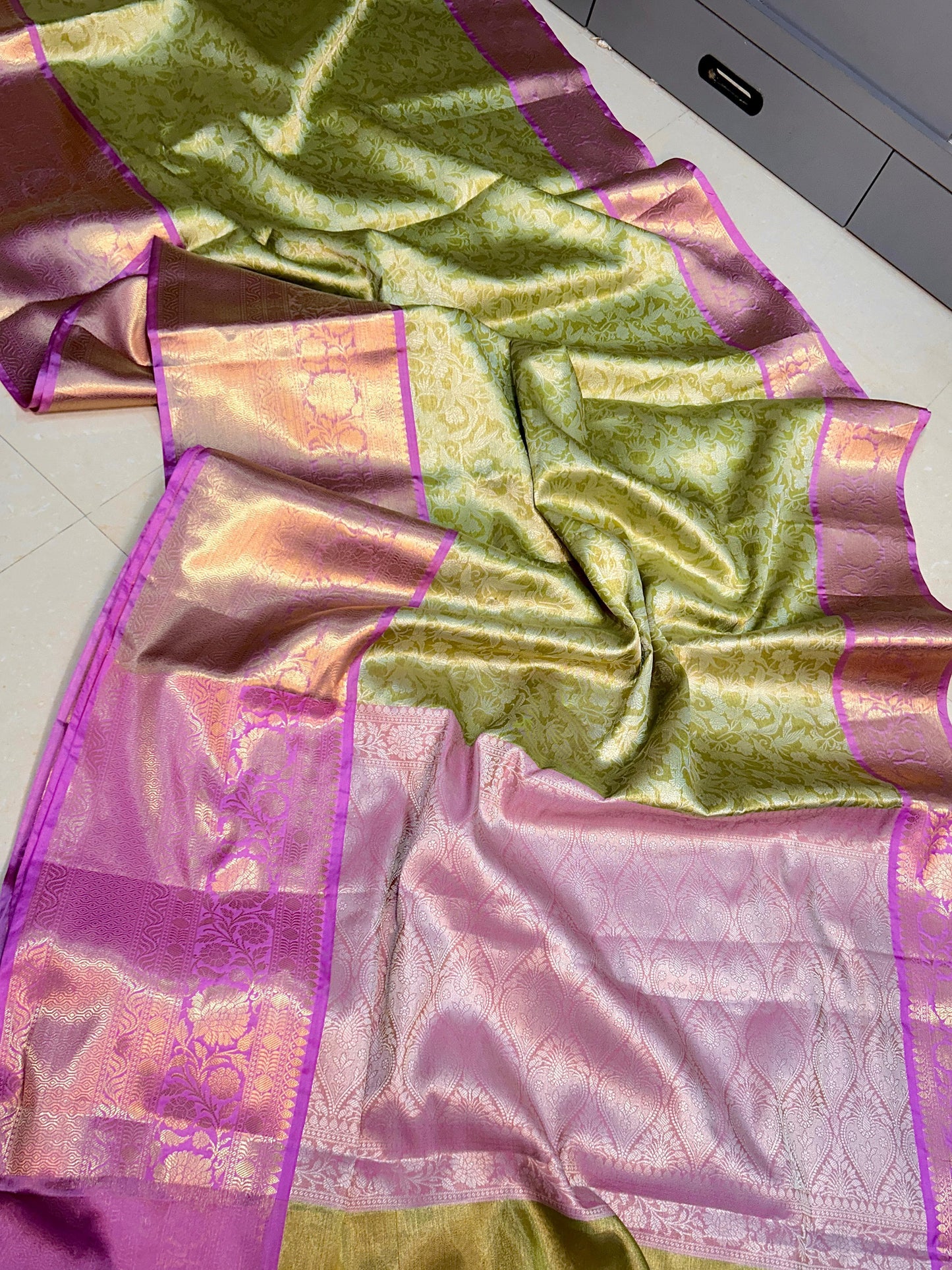 Premium Celebrity-Inspired Banarasi Bridal Silk Saree – Contrast Pallu & Brocade Blouse