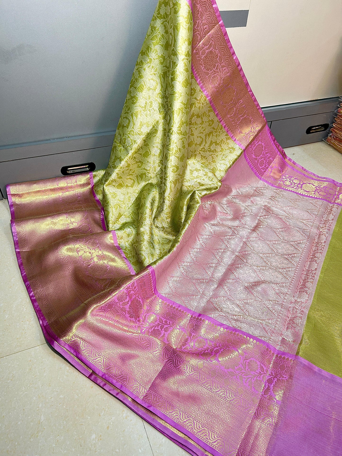 Premium Celebrity-Inspired Banarasi Bridal Silk Saree – Contrast Pallu & Brocade Blouse